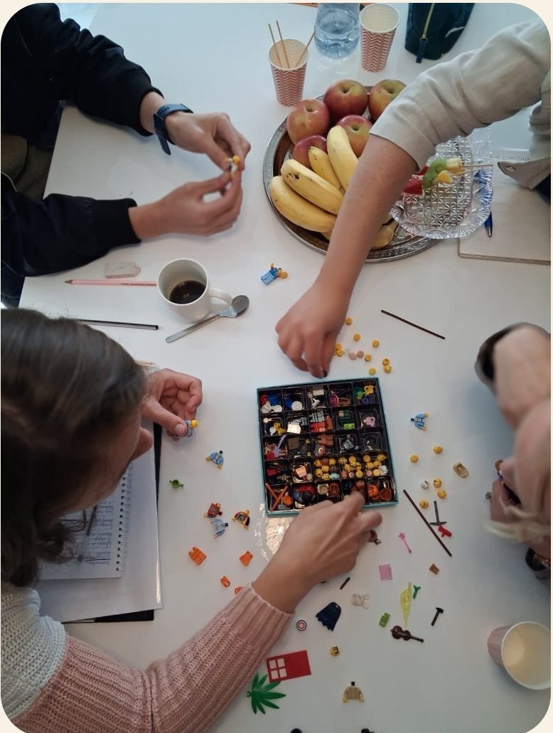 Participants construisant avec des briques LEGO® autour d'une table