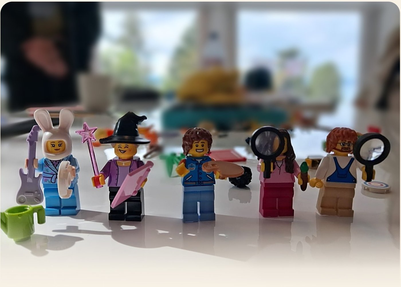 Figurines LEGO® sur une table lors d'un atelier Team Déclic